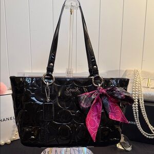 EUC Coach Black Patent Leather Tote Bag with Pink Coach Scarf K1175-F17728